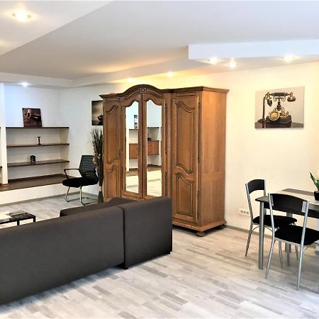 Large Apartment In Ultra-Central Location Brasov Ngoại thất bức ảnh