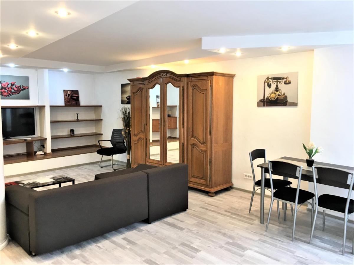 Large Apartment In Ultra-Central Location Brasov Ngoại thất bức ảnh