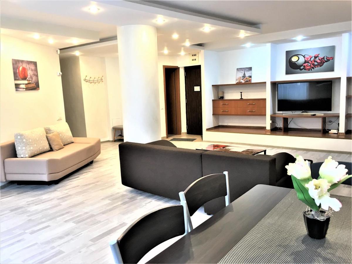 Large Apartment In Ultra-Central Location Brasov Ngoại thất bức ảnh